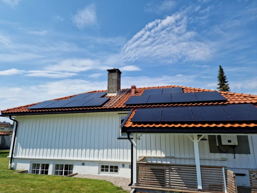Solcellepanel på en side av hustak