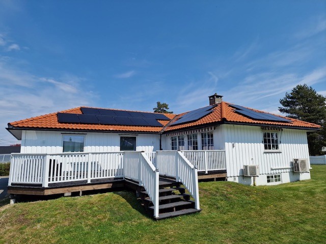 Hus med montert solcelleanlegg på taket